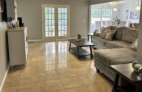 Charleston House | 3 miles away from Lake Charleston, and 4 minutes away from the E.I.U,