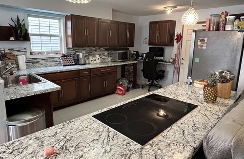 Charleston House | 3 miles away from Lake Charleston, and 4 minutes away from the E.I.U,