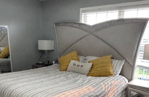 Charleston House | 3 miles away from Lake Charleston, and 4 minutes away from the E.I.U,