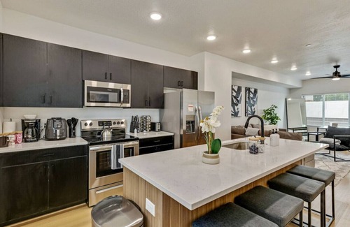 People's Freeway House | 3 Min to DT | 2 Car Garage| Lux Townhome |King Bed