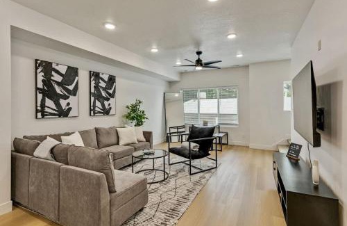 People's Freeway House | 3 Min to DT 2 Car GarageLux Townhome King Bed