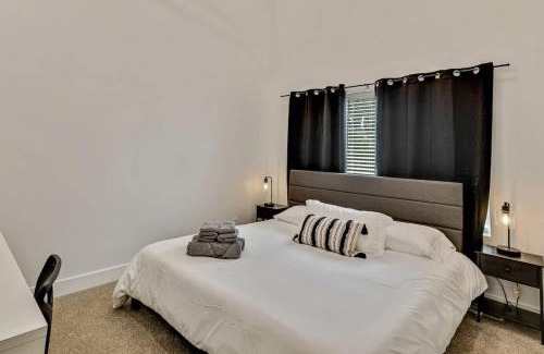 People's Freeway House | 3 Min to DT 2 Car GarageLux Townhome King Bed