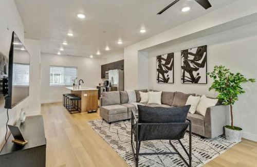 People's Freeway House | 3 Min to DT 2 Car GarageLux Townhome King Bed