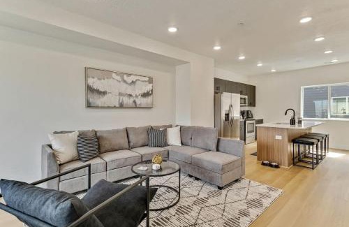People's Freeway House | 3 Min to DT 2 Car Garage Lux Townhome King Bed