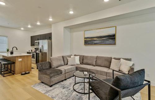 People's Freeway House | 3 Min to DT Lux Townhome 2 Car Garage King Bed