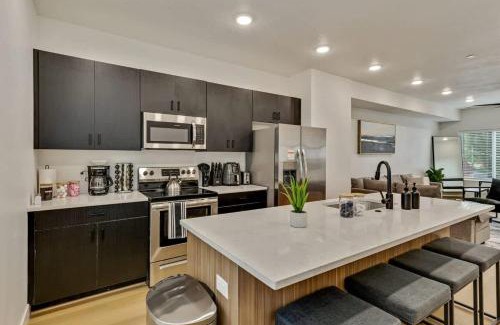 People's Freeway House | 3 Min to DT Lux Townhome 2 Car Garage King Bed