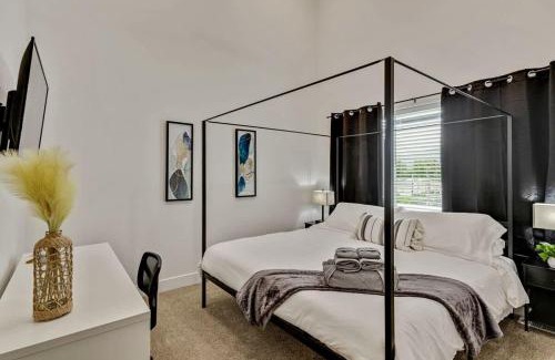 People's Freeway House | 3 Min to DT Lux Townhome 2 Car Garage King Bed