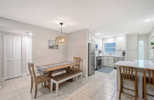 Siesta Key Condo | 3 min. walk to Siesta Key Beach-NEWLY RENOVATED 1st floor 2BR/2B w/heated pool