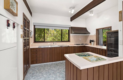 Valla Beach House | 3 MINUTE WALK TO BEACH from 'Ocean Whisper Retreat'