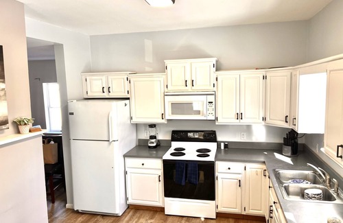 Clayton House | 3 minute walk to downtown! Spacious duplex.