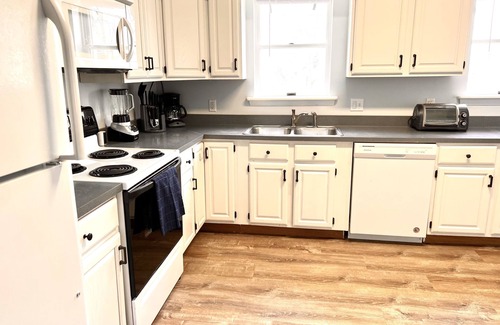 Clayton House | 3 minute walk to downtown! Spacious duplex.