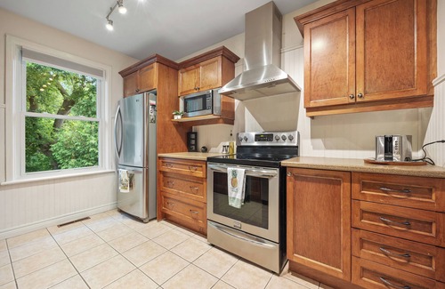 Rosedale House | 3 minute walk to nature trail
