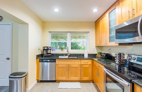 Redington Beach House | 3 Minute Walk to Beach! Sleeps up to 9- Gorgeous Beach Home