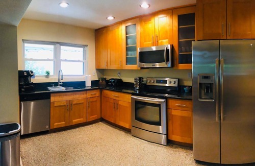Redington Beach House | 3 Minute Walk to Beach! Sleeps up to 9- Gorgeous Beach Home