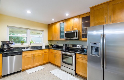 Redington Beach House | 3 Minute Walk to Beach! Sleeps up to 9- Gorgeous Beach Home