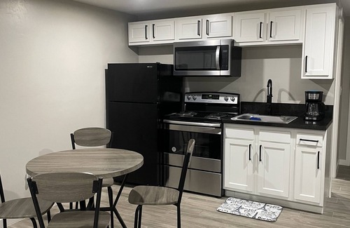 Avondale House | 3 Minutes from Tucson Medical Center-Cozy Modern Retreat.