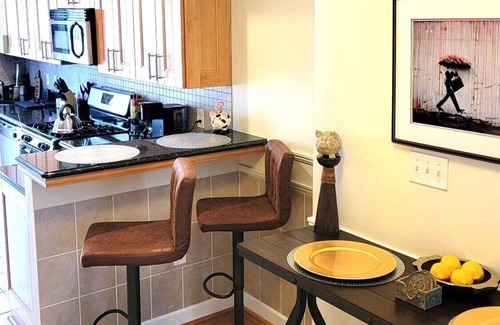 Downtown Baltimore House | 3 minutes to Orioles & Ravens stadiums and 10 minutes from the Baltimore Harbor.