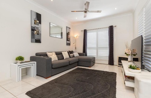 Tuncurry House | 3 of 29 Parkes St