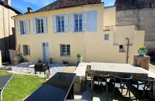 Foix Apartment | 3 pièces silencieux plein centre parking clim patio