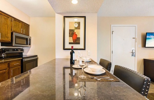 Biggs Field Hotel | 3 Relaxing Suites – Pet-Friendly, Kitchen Access & Pool
