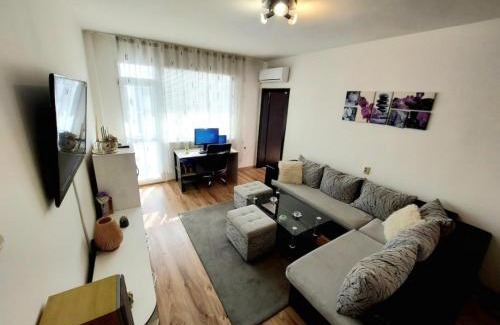 Blagoevgrad Apartment | 3 Rooms Apartment, Top Center, 1st Floor, AUBG, WiFi, PC i5 SSD, Tablet, AndroidMiTvBox, 3 LED TVs 200 Channels, Long Terrace, Self-Easy-Late Check-in, Stay Before Greece