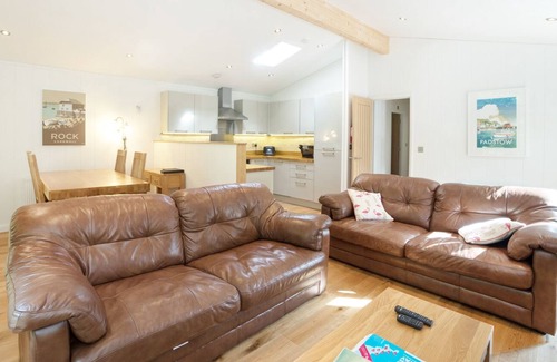 Looe House | 3 STREAMSIDE, pet friendly, luxury holiday cottage in Lanreath