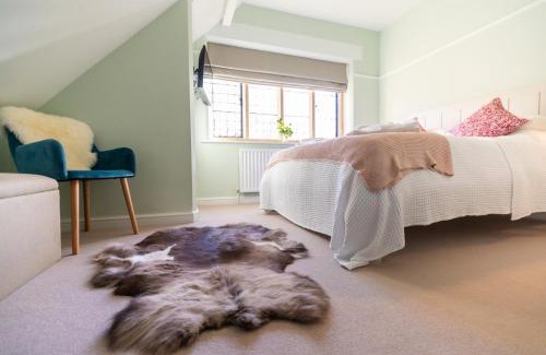 Worksop Apartment | 3 The Winnings - Historical Cottage on a Country Estate