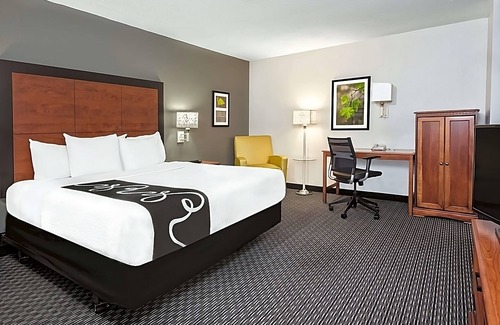 Arsenal House | 3 Units Near Hertzberg Circus Museum, Pool, FREE Parking & Breakfast!