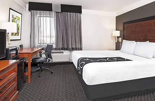 Arsenal House | 3 Units Near Hertzberg Circus Museum, Pool, FREE Parking & Breakfast!
