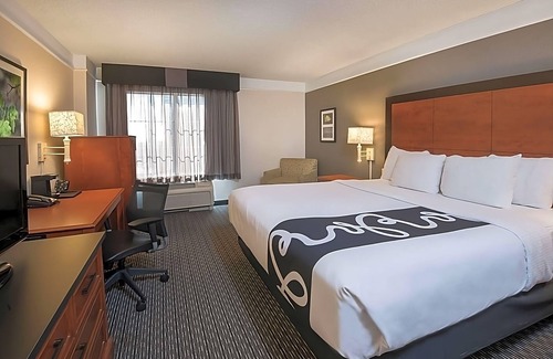 Arsenal House | 3 Units Near Hertzberg Circus Museum, Pool, FREE Parking & Breakfast!