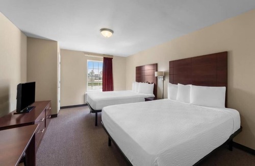 Pleasanton Hotel | 3 Units | Pleasanton, TX Stay with Kitchen