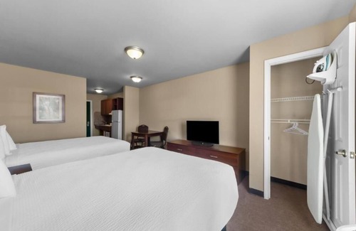 Pleasanton Hotel | 3 Units | Pleasanton, TX Stay with Kitchen