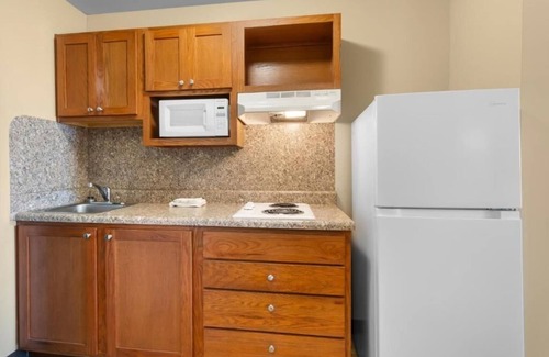 Pleasanton Hotel | 3 Units | Pleasanton, TX Stay with Kitchen