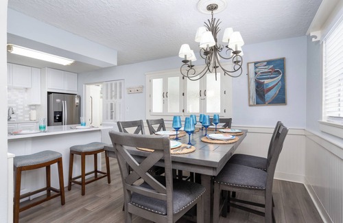 Tropic House | 3 Units, Sleeps 18, Pool, Pickleball, Basketball, Beaches, USSSA,