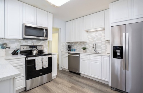 Tropic House | 3 Units, Sleeps 18, Pool, Pickleball, Basketball, Beaches, USSSA,