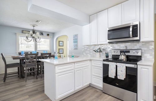 Tropic House | 3 Units, Sleeps 18, Pool, Pickleball, Basketball, Beaches, USSSA,
