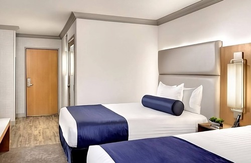 Gateway District Hotel | 3 x Elevate 2 Queens at The STRAT Hotel, Casino & Tower