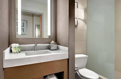 Gateway District Hotel | 3 x Elevate 2 Queens at The STRAT Hotel, Casino & Tower