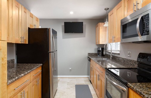 Knolls Thomas House | 30 Day Min Rental - 3BR House - Dogs Welcome - Walk to Riverside Hospital