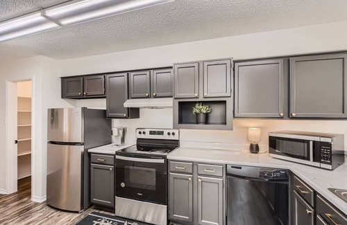 Wetmore House | 30+ Day Rental - Charming 2-bedroom Town HM - 1 Car Garage with WiFi, AC