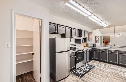 Wetmore House | 30+ Day Rental - Charming 2-bedroom Town HM - 1 Car Garage with WiFi, AC