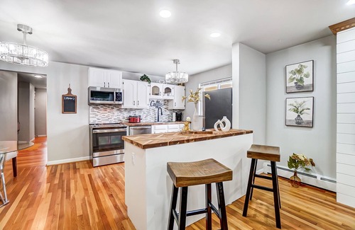 Roselawn Finance Apartment | 30 Day + Stay Blossom Suite w/Fireplace & Wet Bar in Pleasant Ridge