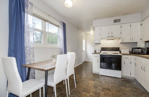 Independence House | 30 days minimum Chic 2b1b near Downtown/Stadiums in independence MO