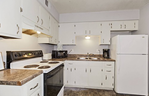 Independence House | 30 days minimum Chic 2b1b near Downtown/Stadiums in independence MO