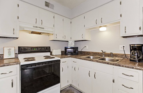 Independence House | 30 days minimum Chic 2b1b near Downtown/Stadiums in independence MO