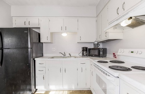 Independence House | 30 days minimum Stylish 2b1b near Downtown KC/stadiums in independence MO