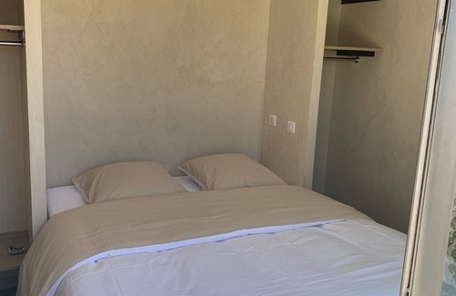 Gemenos House | 30 m2 luxury lodge with pool and Jacuzzi for 2 people ONLY