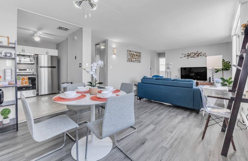 West Lawn Condo | 30 mins to downtown stunning high rise condo! close to Midway Airport, Shopping.