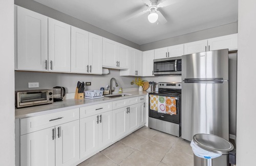 West Lawn Condo | 30 mins to downtown stunning high rise condo! close to Midway Airport, Shopping.