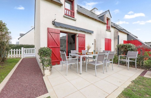 Saint-Jacques Ski Chalet | 300 m from the beach - House for 4 with garden